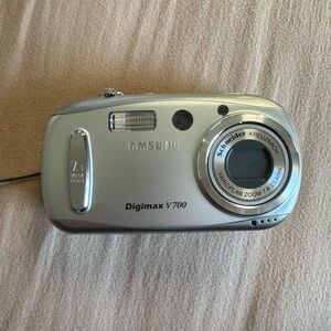 Samsung camera comes with battery charger but no battery